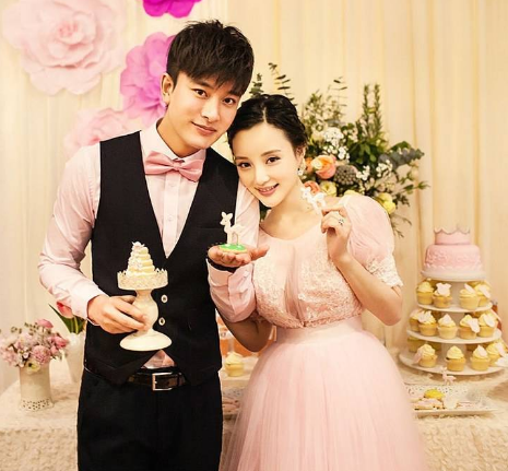 生活上的贾乃亮已经与李小璐结婚多年,并且有了可爱的女儿甜馨,虽然这