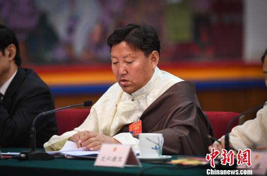 图为全国人大代表,西藏自治区林芝市委副书记,市长旺堆在十三届全国