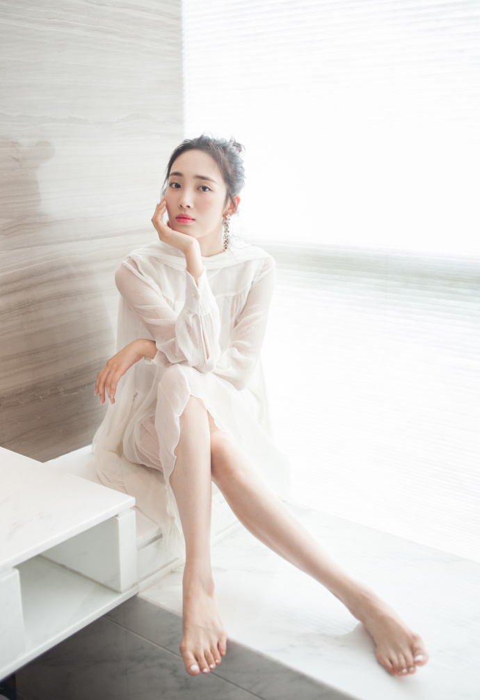 她是《河神》里的小神婆,穿牛仔外套配格纹喇叭裤,气场超1米8