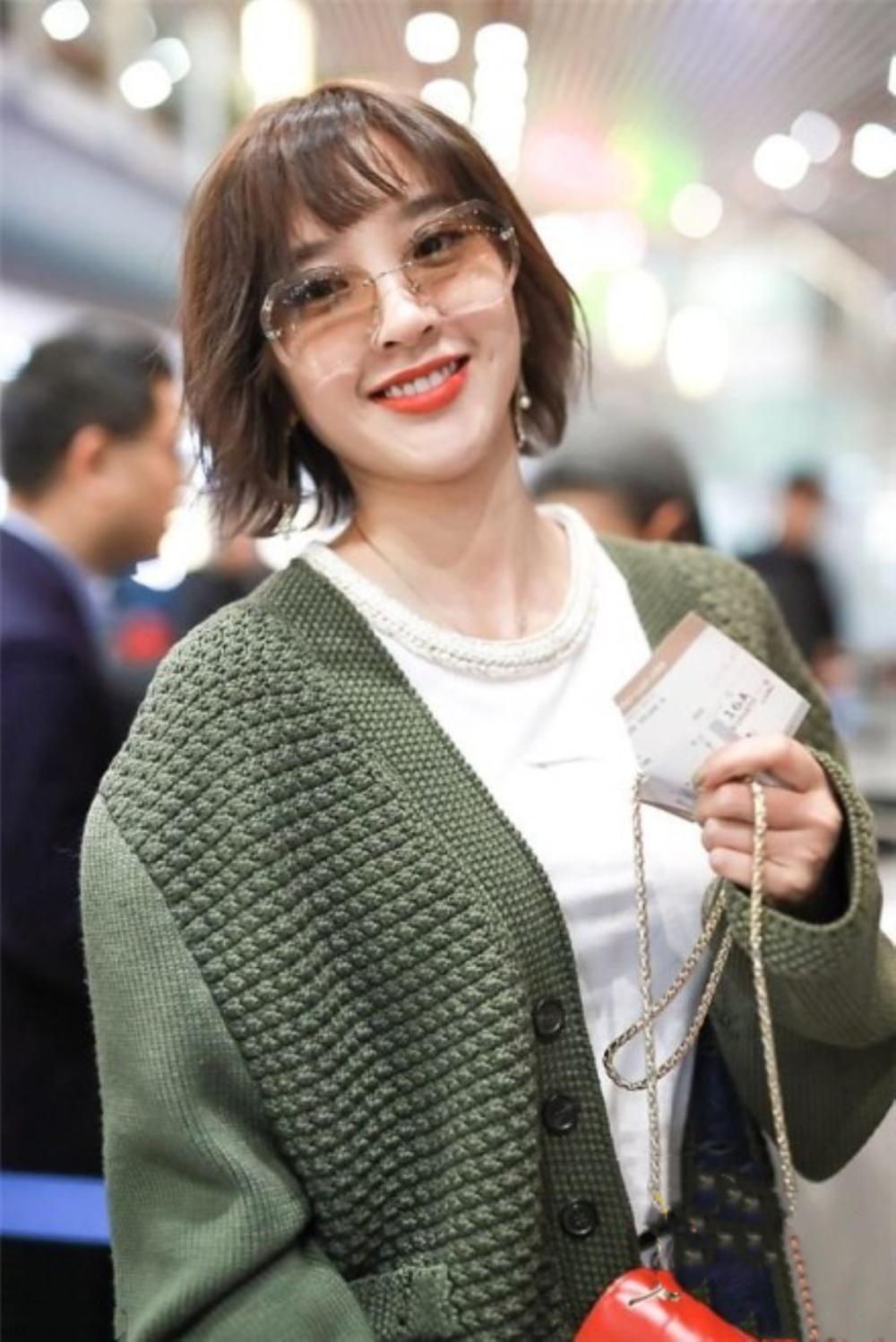 唐艺昕换新发型了, 现身机场大玩"红配绿", 却感觉长了几岁!