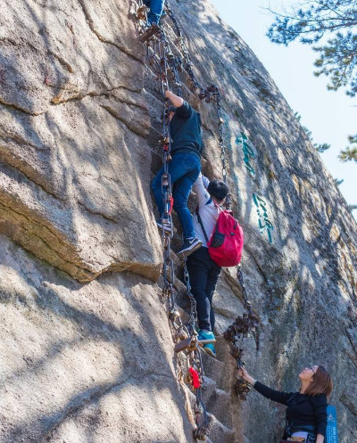 华山长空栈道:虽然好玩,不过真实情况是这样的