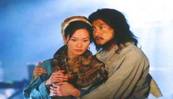 三丰最得意的弟子张翠山,和明教法王白眉鹰王殷天正的女儿殷素素是