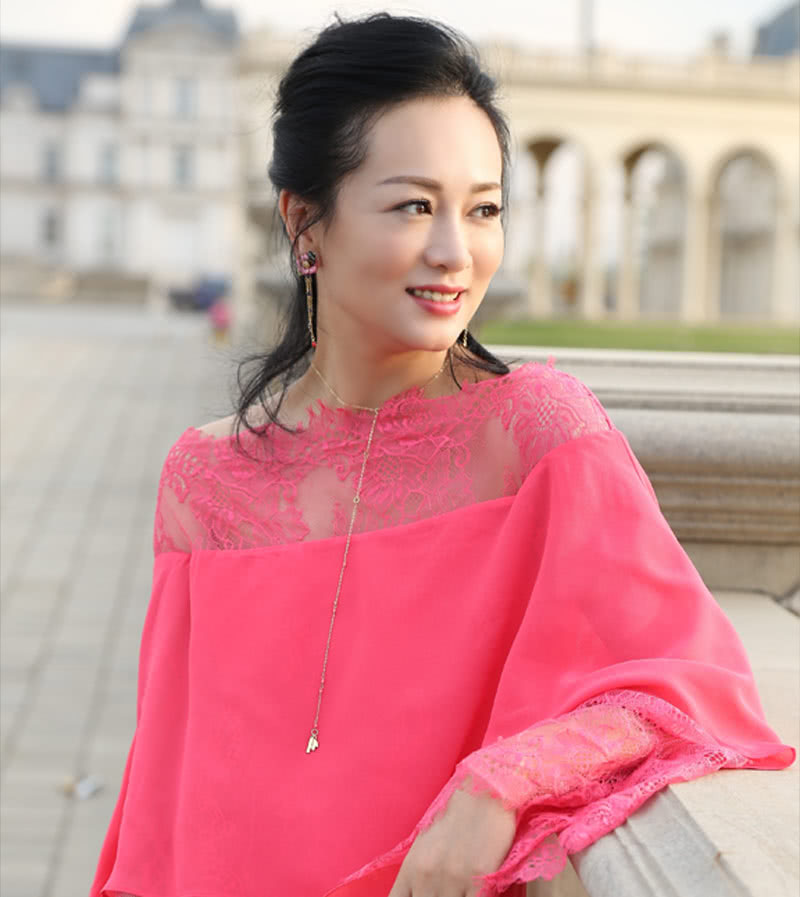 一个快被遗忘的女演员,今42岁自然老去的脸,仍优雅得令人惊叹