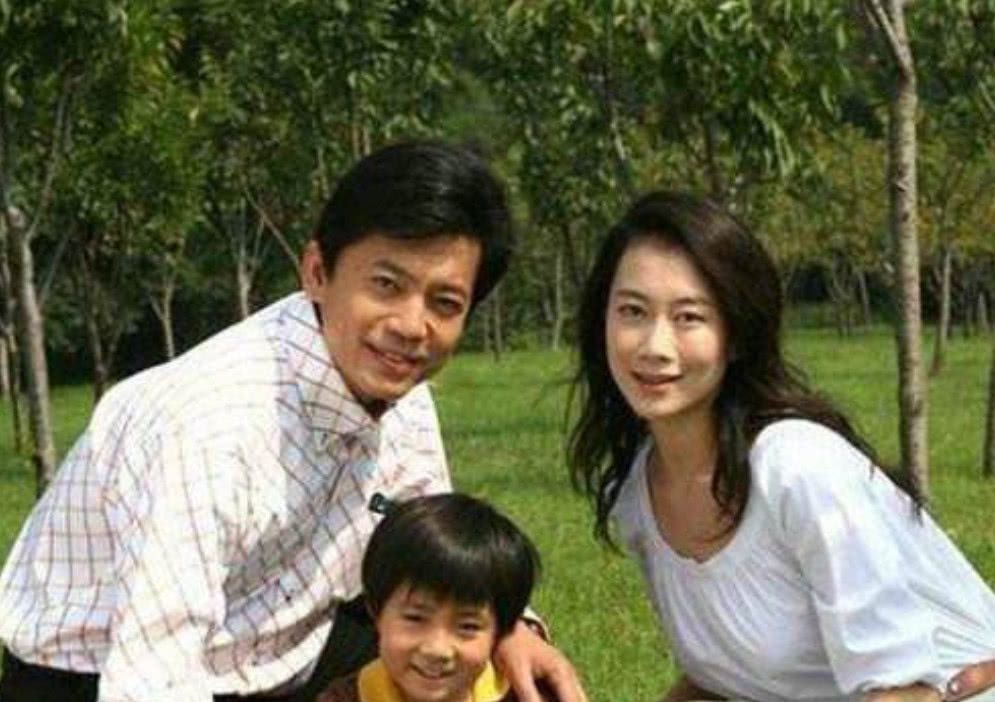 56岁何政军妻子近照曝光,是我们熟知的她,真是令人羡慕