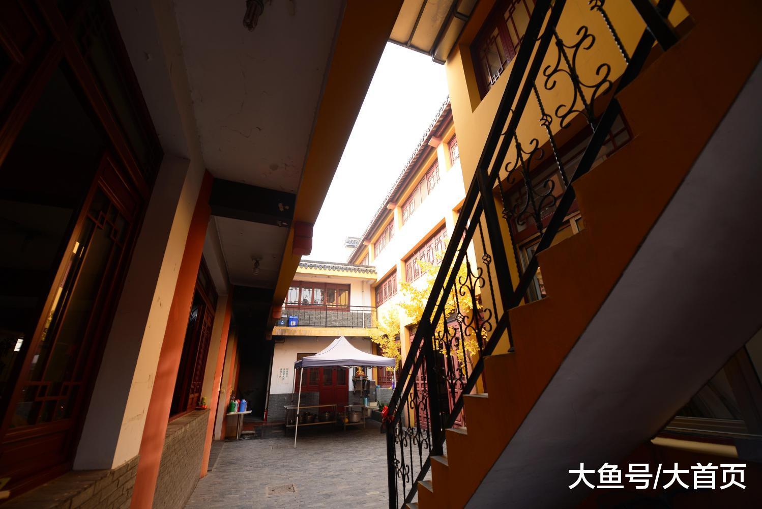 自然光,佛语不断旅游贴士:古瓦官寺所处老门西,凤凰台片区,巷里巷虽