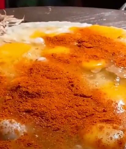 实拍印度人摊鸡蛋,这么打蛋从没见过,看见成品能吃三碗