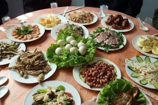 朋友在农村吃酒席这道菜上桌邻座纷纷走人朋友看到后一脸雾水