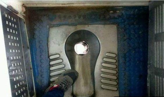 为什么火车厕所的粪便要排到铁轨上?这样不脏吗?真长见识了!