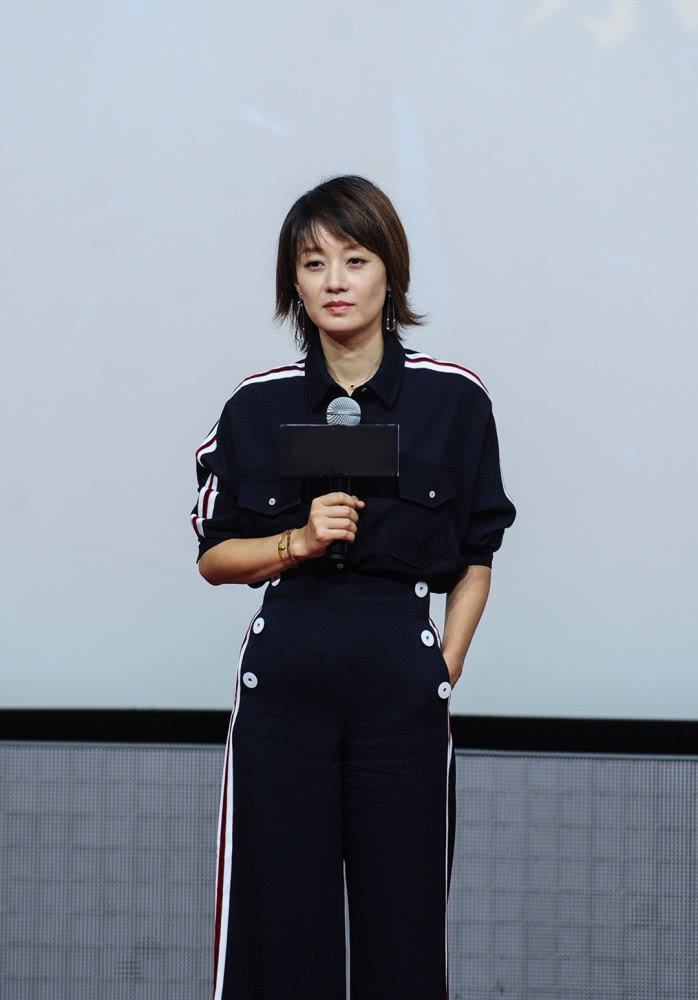 马伊琍现身活动颜值依然很夏琳长裤及地造型很抢镜
