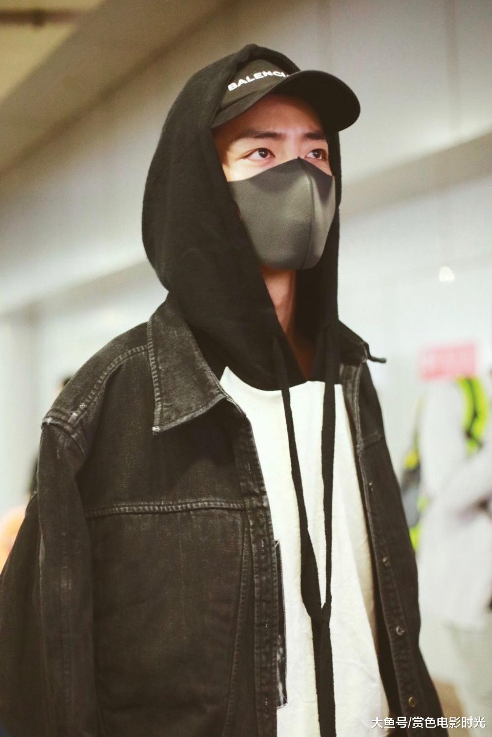 肖战穿黑色外套配黑色长裤现身 口罩遮面眼神坚毅帅气低调行走