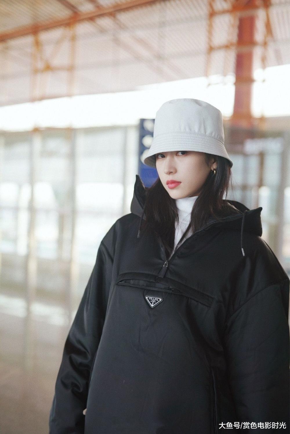周雨彤穿黑色羽绒服戴渔夫帽现身 摆造型俏皮可爱少女感十足