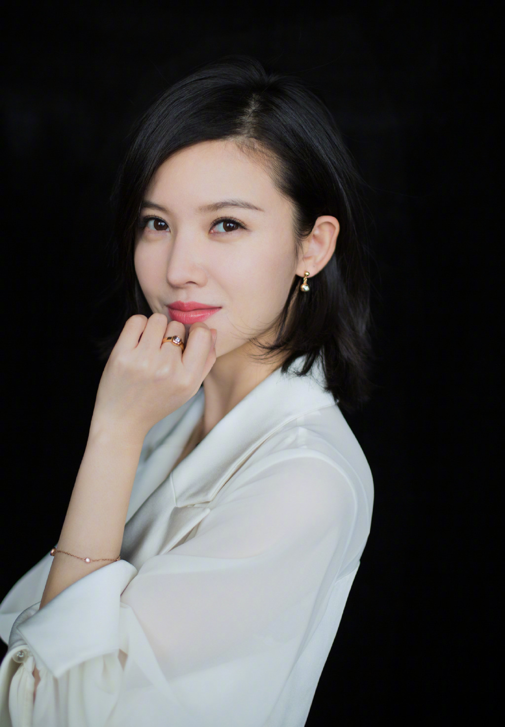 被32岁杨子姗美哭了!短发 连衣裙 短腿土大妈变长腿女神,太惊艳