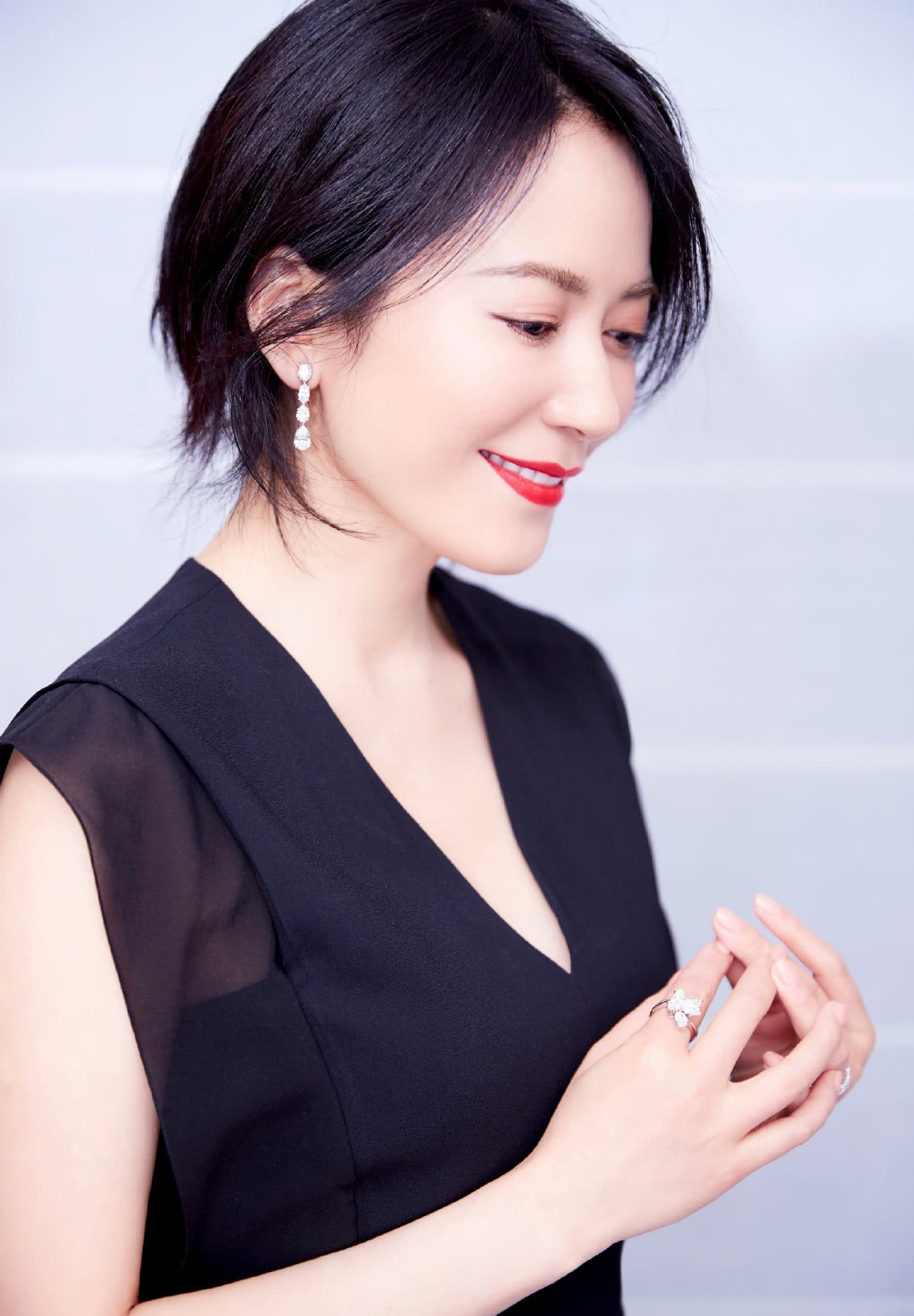 留有长发的俞飞鸿虽然没有之前那么老气但是还是体现不出本该属于她的