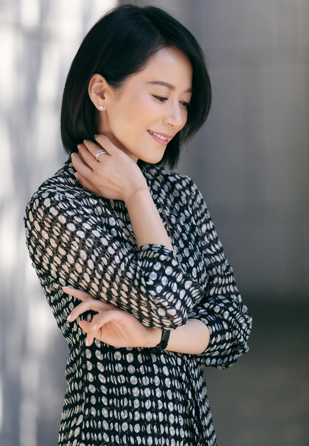 为何48岁俞飞鸿越来越魅力?只因她剪掉十年长发,意外时尚显年轻