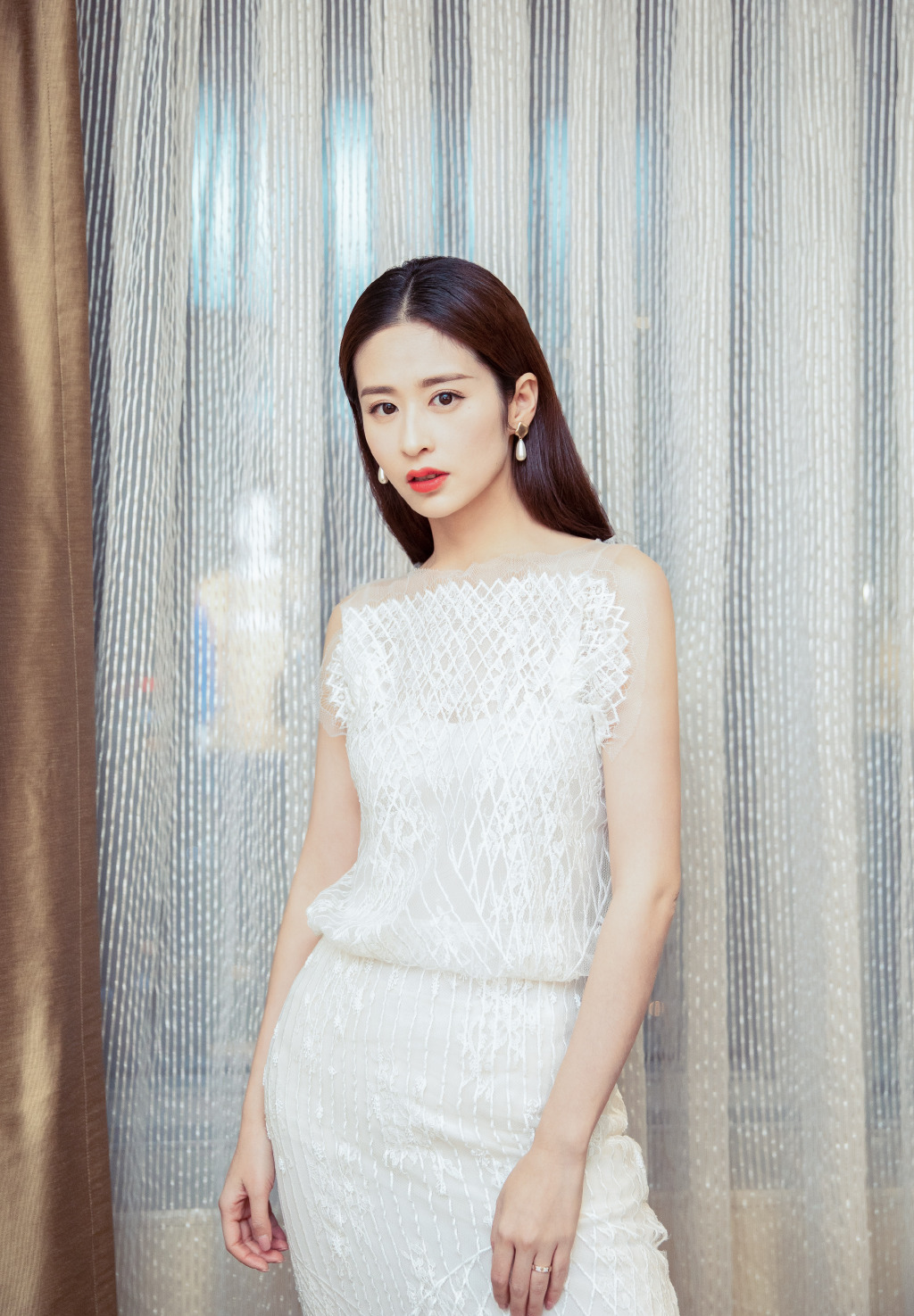 颖儿一身大妈装出席活动,显老了10岁,网友:颜值再高也撑不起来