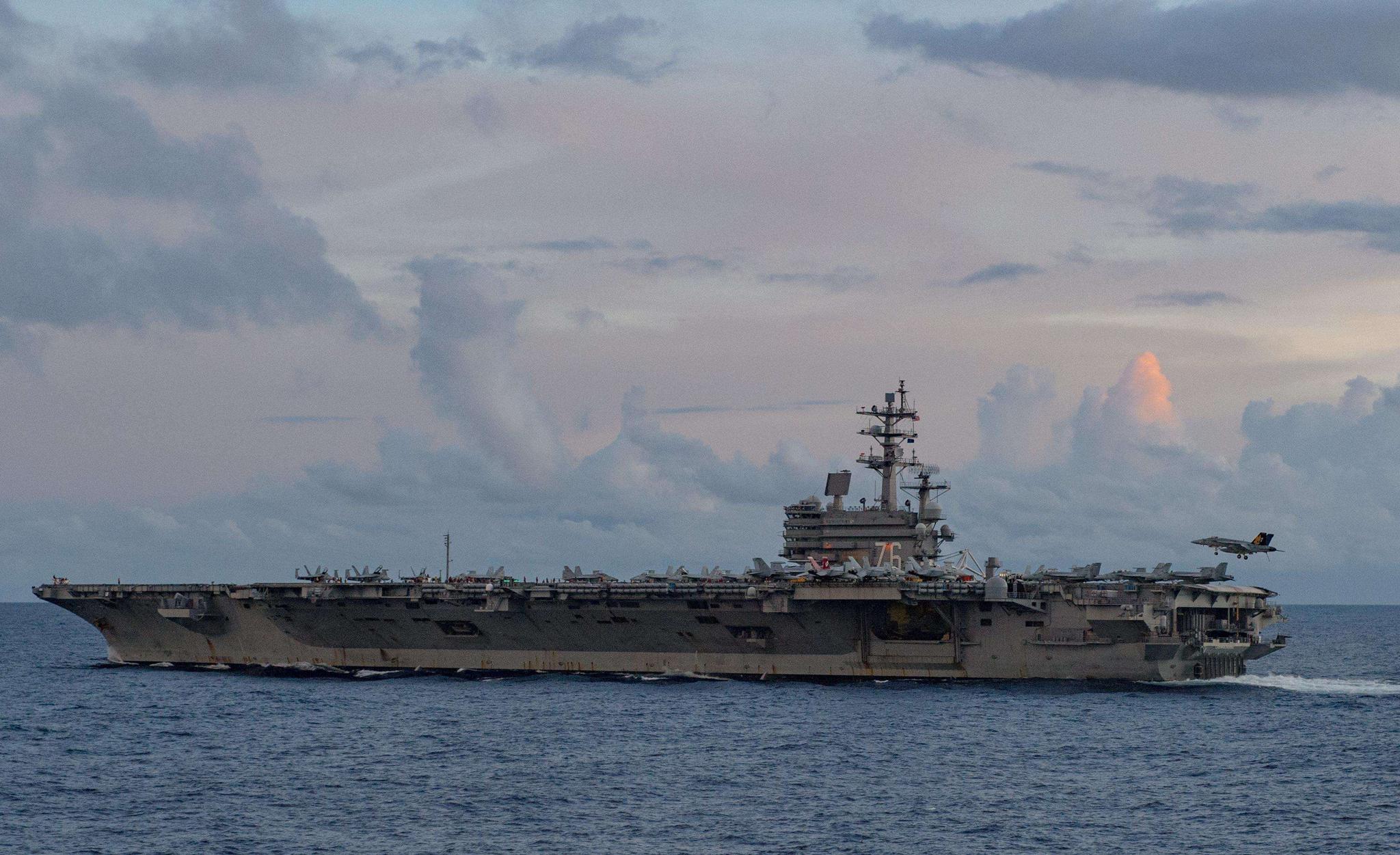 "号航母发生安全事故:一架mh-60"海鹰"通用直升机坠毁在航母甲板上