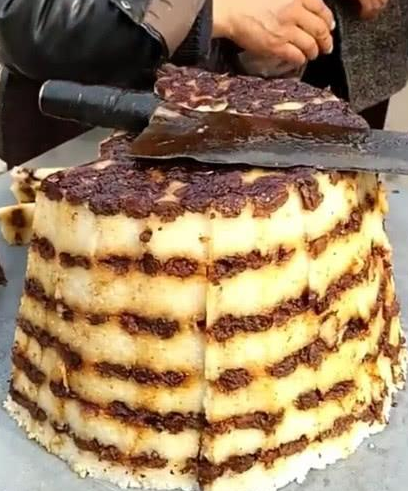 大爷街头卖稀罕小吃,路人看到以为是切糕,顾客:不懂别乱说