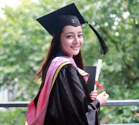 热巴学生毕业照曝光,看到她拍照姿势,网友:从小到大都是c位!