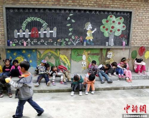 中国超3亿人有睡眠障碍 成年人失眠发生率近4成 资料图:青海省一学校学生靠墙午睡。赵凛松 摄