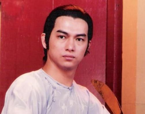 他是香港武打明星,两次离婚后欠下巨债,在家去世数日却无人知晓