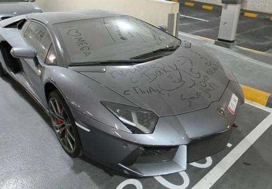 700万超跑上布满灰尘,车身还被留满了字,但车牌却让众人傻住