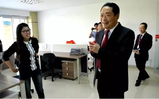 一路走一路赢俯瞰拉芳吴桂谦家族发家史