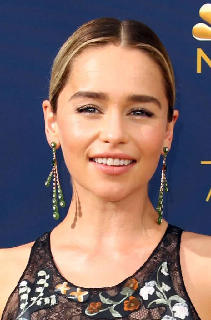 龙妈中空深v装性感现身小恶魔新片发布会 克拉克式魔性笑容再现