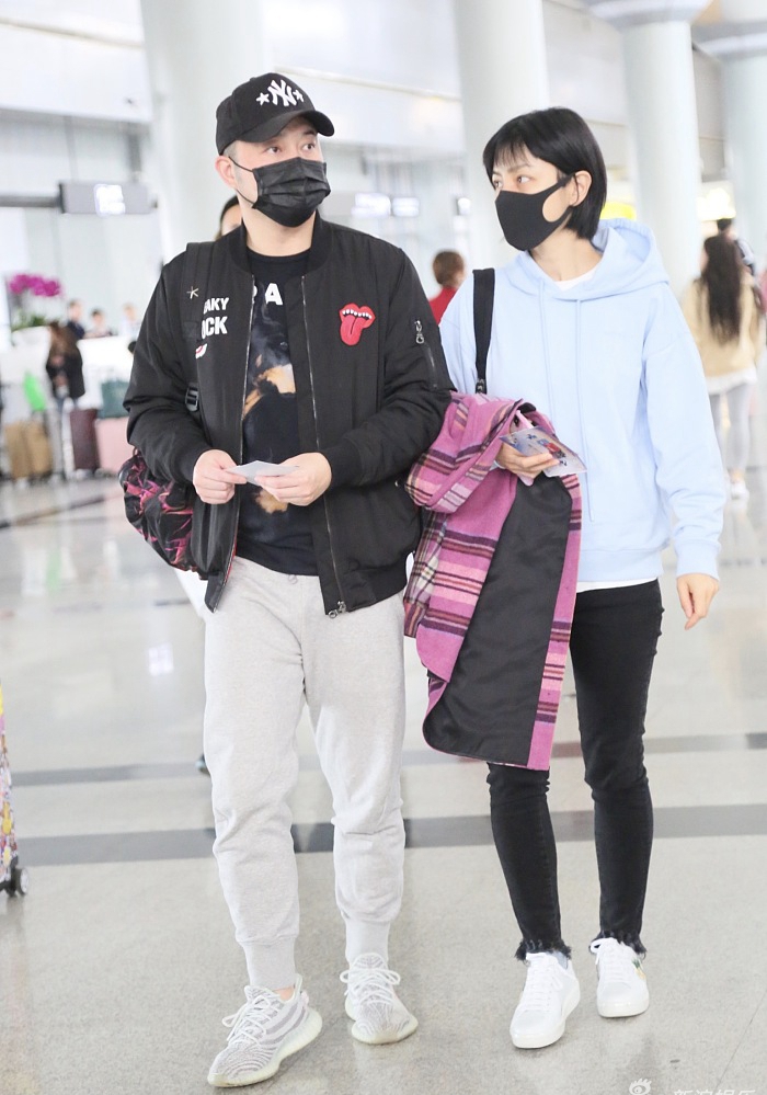 沙溢胡可夫妇走机场,穿休闲春装活力减龄,胡可剪波波头后更美了