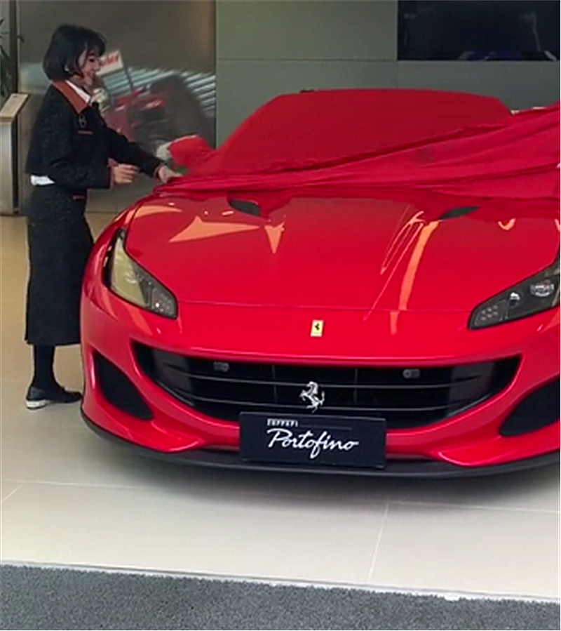 270万法拉利被白富美喜提,本不会在意,但车主气质实在迷人!