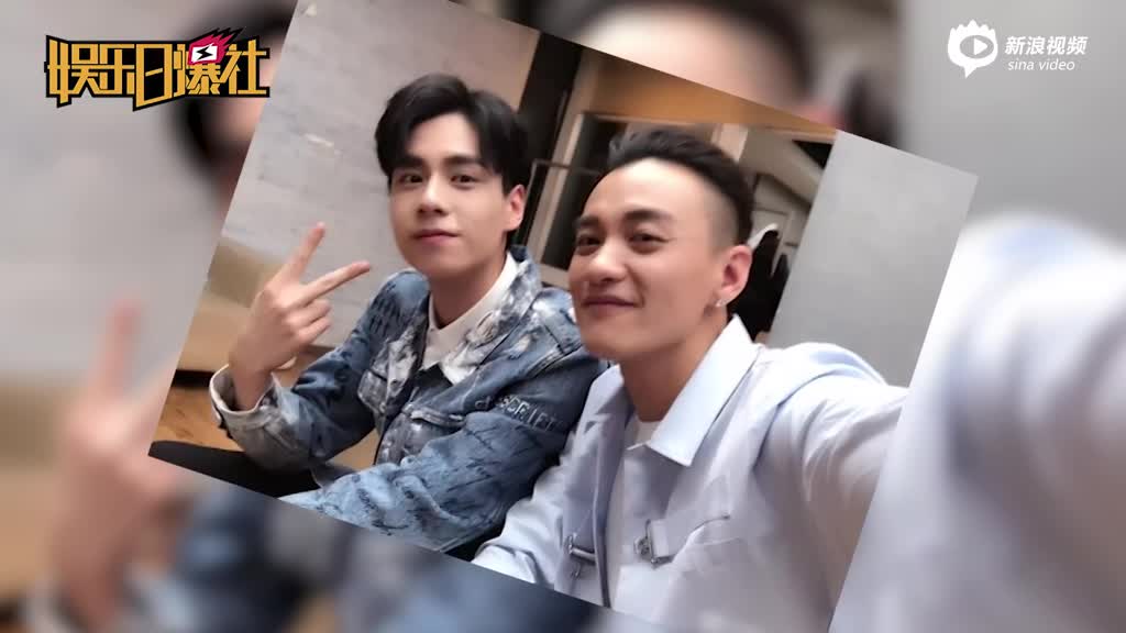 胡一天晒与周一围自拍合照 对镜比V帅气十足