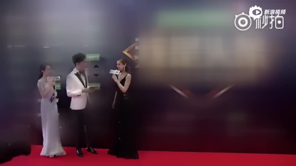 Angelababy开深V走红毯 脸露羞涩曝“二胎计划”