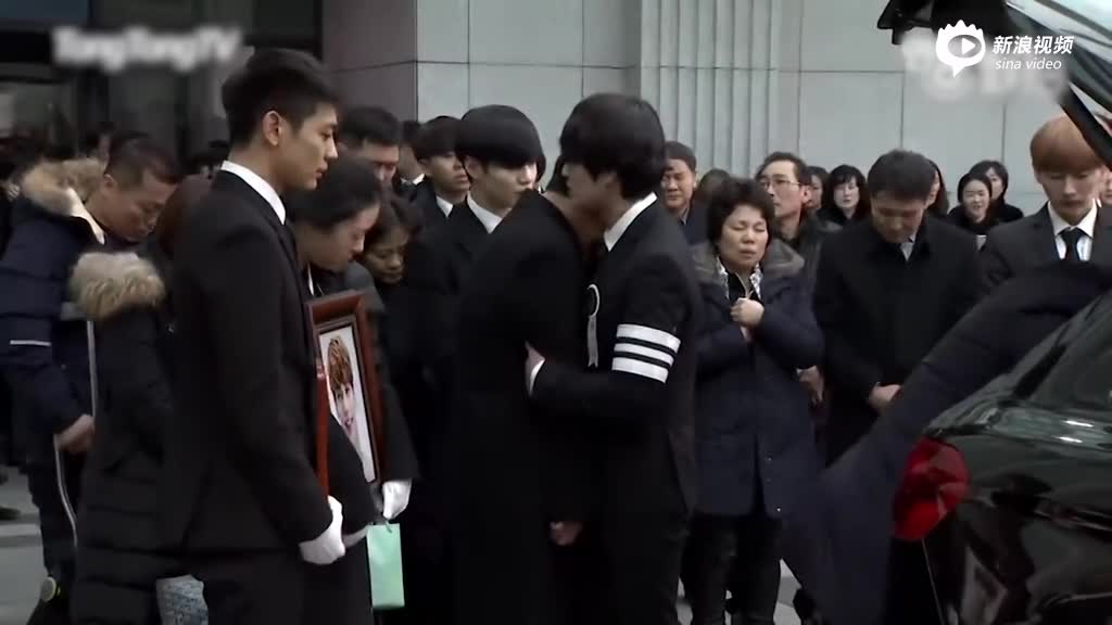 金钟铉出殡SHINee成员抬棺送别 珉豪捧牌位走最前