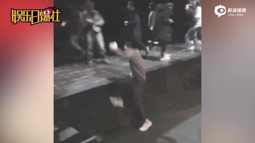 胡歌趴地为粉丝签名