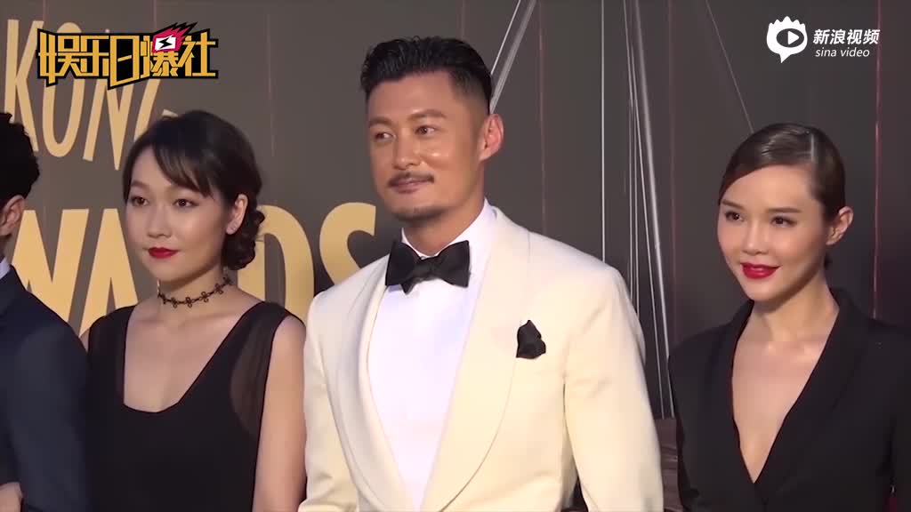 余文乐夫妇甜蜜逛街