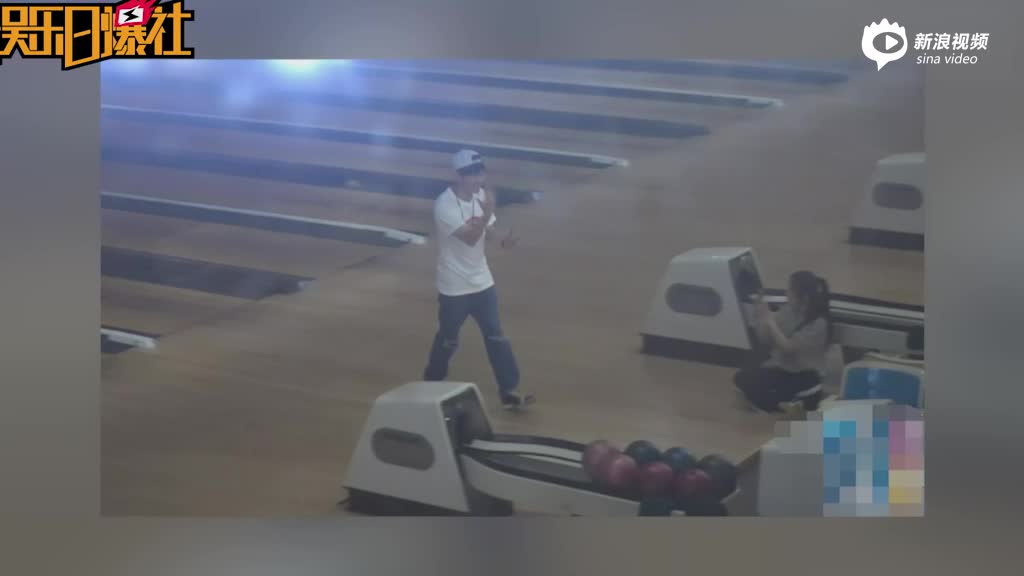 林俊杰与女友人打保龄球