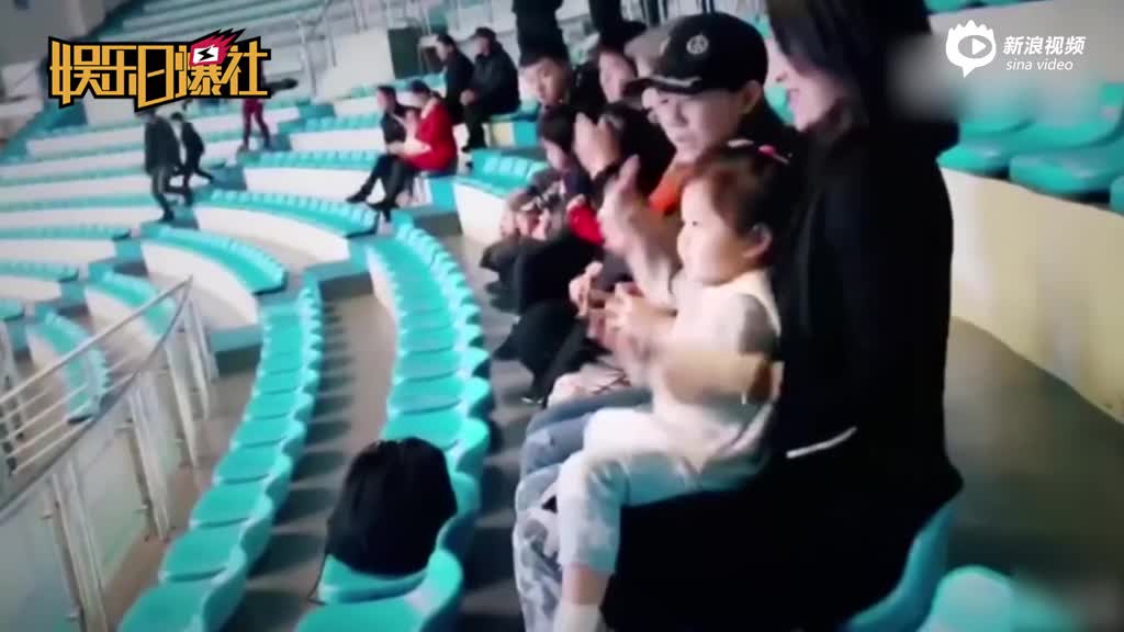 章子怡带两女儿游玩海洋馆