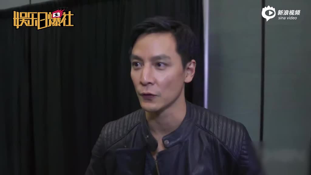 吴彦祖帮女儿扎小辫