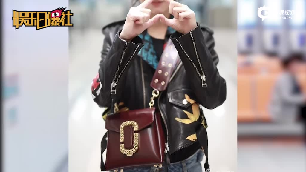 周冬雨打扮时髦清新