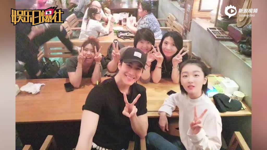 周冬雨Mike泰国再聚首