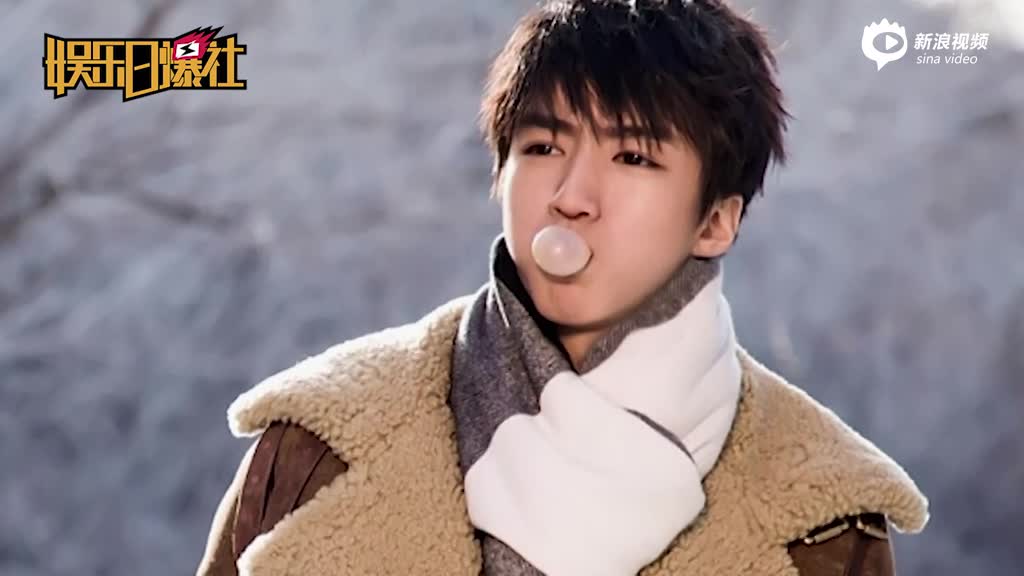 王俊凯雪地吹泡泡美颜暴击