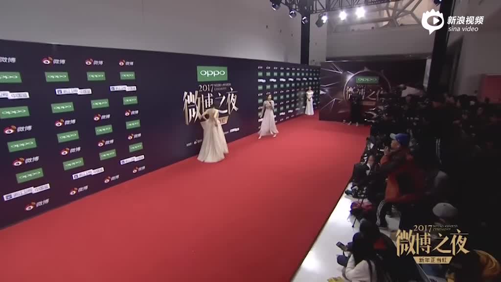 吴昕亮相2017微博之夜红毯
