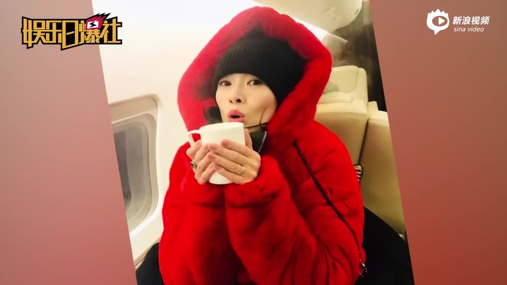 章子怡穿大红毛袄很呆萌