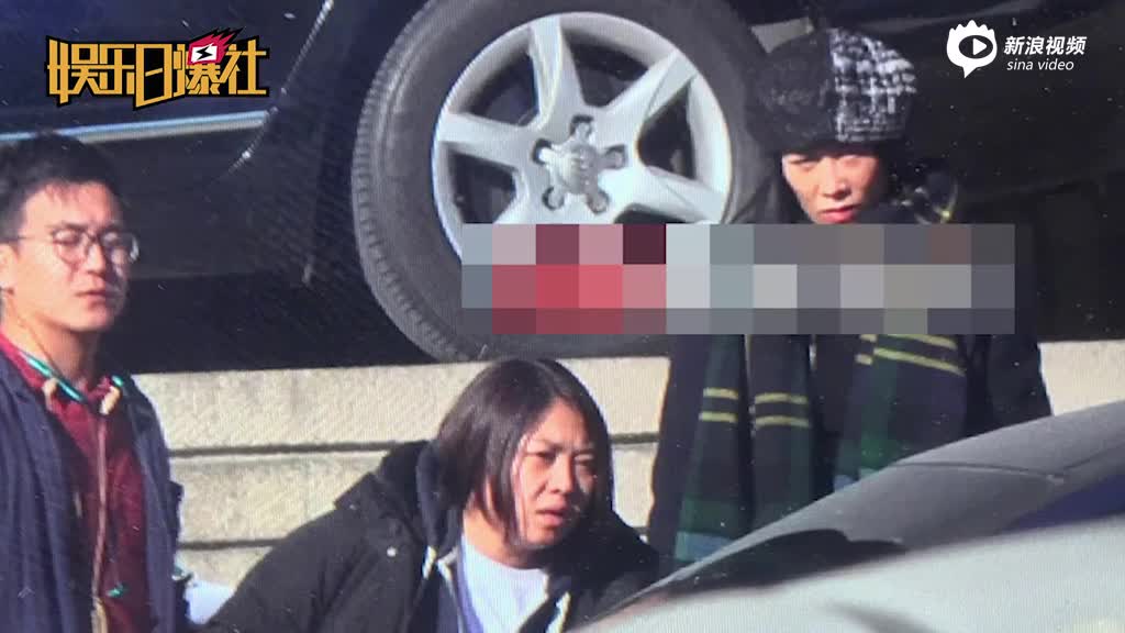 那英抵达春晚第二次联排现场