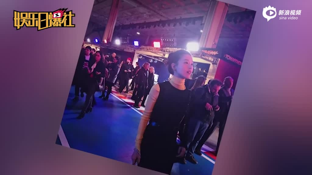 奶茶妹妹穿黑裙仰头气质出众