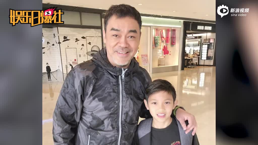 袁咏仪儿子偶遇刘青云合影