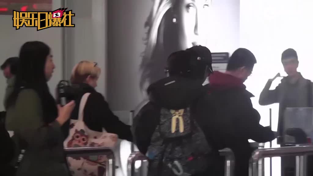 杨紫机场高调换钱飞韩国 带众多助理疑似度假？