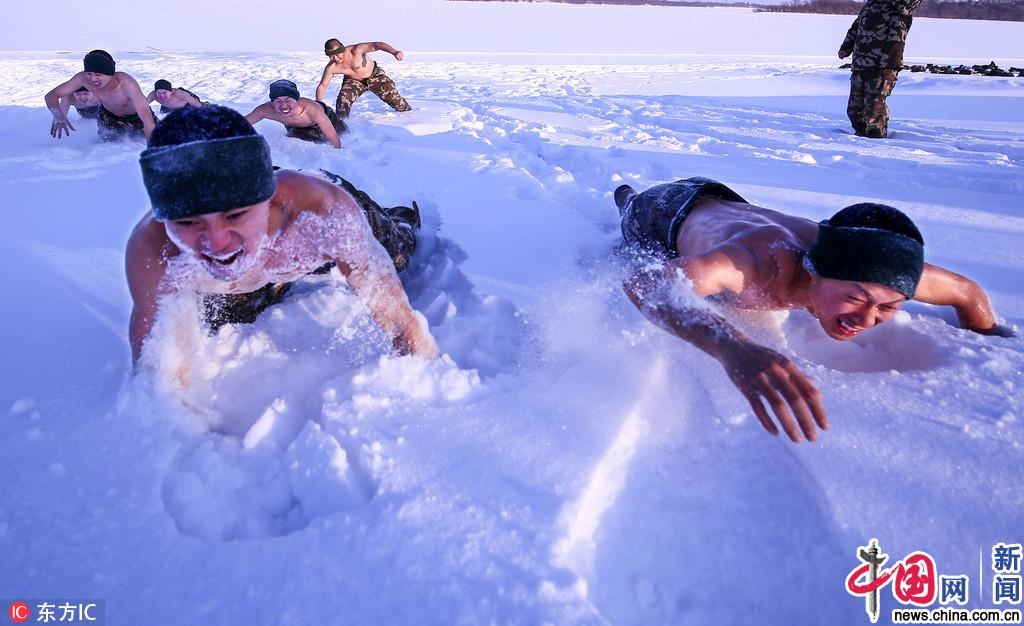 黑龙江边防武警零下30℃赤膊耐寒训练超燃