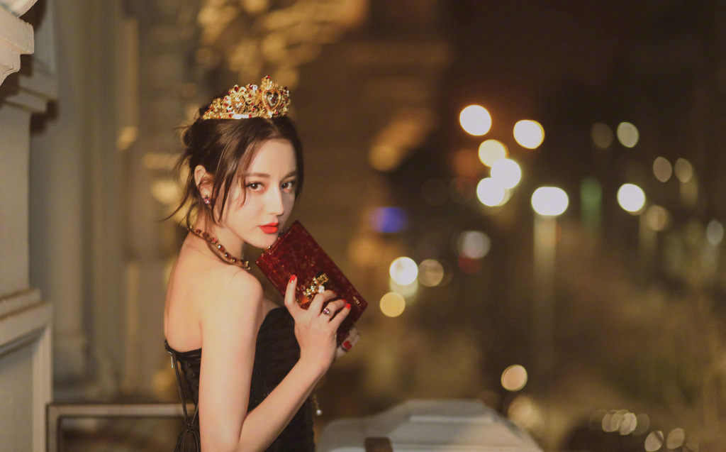 迪丽热巴,米兰时装周复古公主造型,美呆众人!