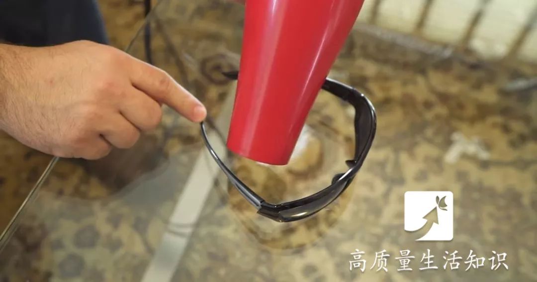 她用吹风机对着厨房墙壁吹一下老公看完惊呆了