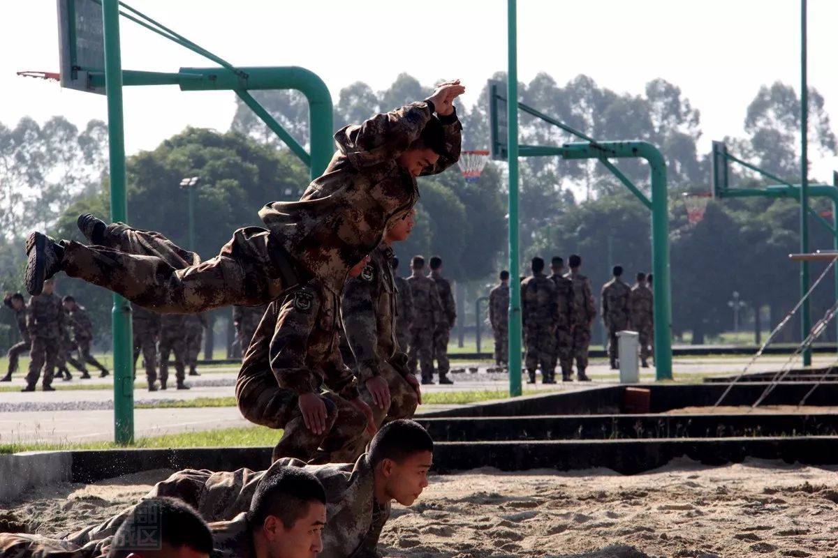 南部战区陆军某旅组织示教课目观摩